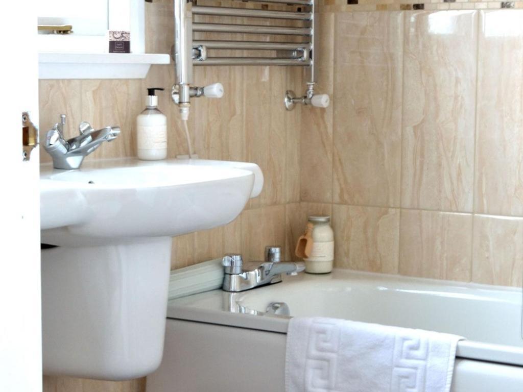 Sonata Guest House (Adults Only) Kendal Bagian luar foto